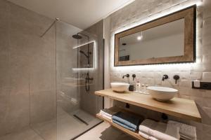 bagno con doccia, 2 lavandini e specchio di Vakantiewoning 'De Teut' a Zonhoven