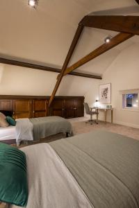 - une chambre avec 2 lits et un bureau avec une chaise dans l'établissement Vakantiewoning 'De Teut', à Zonhoven