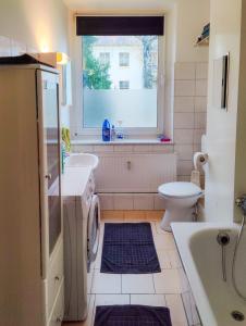 een badkamer met een wastafel, een toilet en een raam bij Ferienwohnung Jänschwalde in Jänschwalde Ost