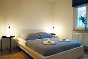 ein Schlafzimmer mit einem Bett mit zwei Handtüchern darauf in der Unterkunft Geräumiges Wohnen auf 125m2 für 6 Personen in Wolfsburg