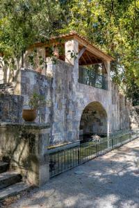 um edifício de pedra com uma varanda e uma cerca em JAM Retreat em Lisboa