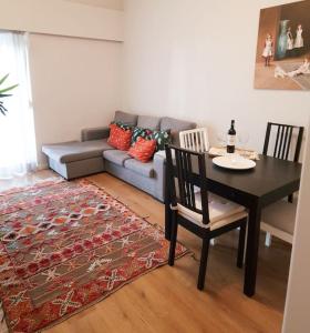 sala de estar con mesa y sofá en JAM Retreat en Lisboa