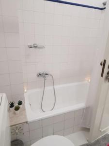 baño blanco con bañera y aseo en JAM Retreat en Lisboa