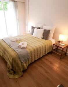 um quarto com uma cama grande com duas toalhas em JAM Retreat em Lisboa