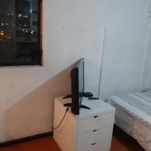 einen TV auf einer Kommode in einem Schlafzimmer in der Unterkunft Maya Suite in Cuenca