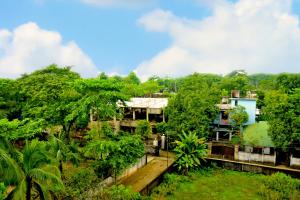 - une vue sur un village avec des arbres et des bâtiments dans l'établissement Saanha Windtrip, à Sylhet