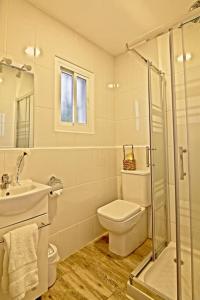 Un baño con inodoro, lavabo y ducha. en The Lemon Tree by the Sea, en La Cala de Mijas