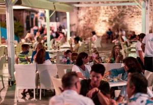 un grupo de personas sentadas en mesas en un restaurante en The Lemon Tree by the Sea, en La Cala de Mijas 52 fotos más