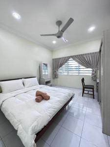 - une chambre dotée d'un grand lit avec un animal rembourré dans l'établissement Ipoh Cozy Premium Spacious Home, à Ipoh