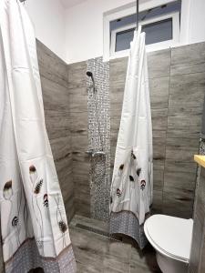a bathroom with a shower with white shower curtain at 21 Gdynia Centrum - Apartament mieszkanie dla 2 osób in Gdynia +2 photos