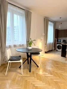 a living room with a table and chairs and a kitchen at 21 Gdynia Centrum - Apartament mieszkanie dla 2 osób in Gdynia