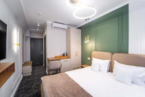 um quarto de hotel com uma cama e uma secretária em Hotel Zamca Suceava em Suceava