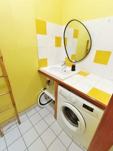 bagno con lavatrice e specchio di L'Ascension, T4, proche télécabine, wifi, 6 personnes a Luchon