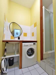 y baño con lavadora y espejo. en L'Ascension, T4, proche télécabine, wifi, 6 personnes, en Luchon