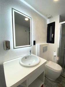 Koupelna v ubytování Citizen Suites
