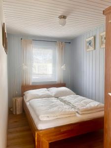 uma cama num quarto com uma janela em De Blenck 20 em Callantsoog