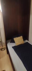 a bed with a blue blanket and a pillow on it at ZENTRALE LAGE - Top 5 in Bad Ischl