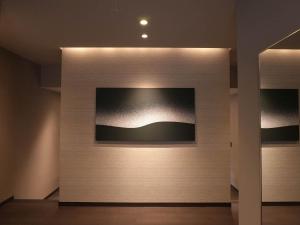 una habitación con una pared con una foto en ella en Rakuten Stay Villa 日光 en Nikko