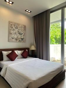 Postel nebo postele na pokoji v ubytování Luxury Seaview Pool Villa Phuket