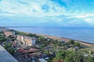 uma vista aérea de uma praia e do oceano em Ocean Breeze Studio Apartment Negombo em Negombo