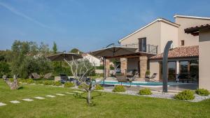 普拉的住宿－Wonderful Villa Mattuzzi with private pool near the town，一座带游泳池和房子的别墅