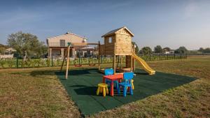 um parque infantil com um conjunto de jogos e um escorrega em Wonderful Villa Mattuzzi with private pool near the town em Pula