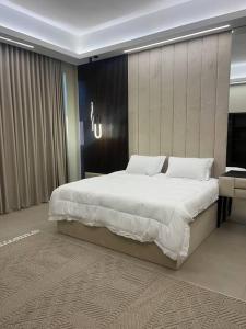 Moon light في Sharīyah: غرفة نوم مع سرير أبيض كبير في غرفة