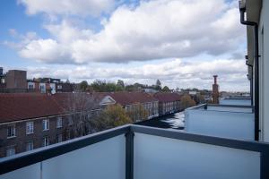 een balkon met uitzicht op de stad bij NEW & Spacious - Private Balcony - Station Nearby in Farnborough