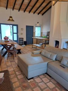 a living room with a couch and a table at Casa colonial a metros del arroyo Piribebuy in Piribebuy