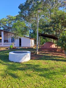 um quintal com uma caixa de areia na relva em Casa colonial a metros del arroyo Piribebuy em Piribebuy