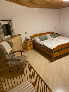 1 dormitorio con 1 cama y 1 silla en Große Wohnung mit Altstadtnähe, 