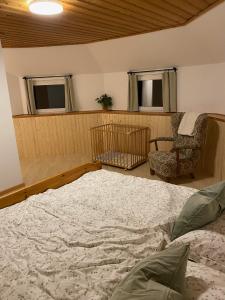 una camera con un grande letto e una sedia di Große Wohnung mit Altstadtnähe 