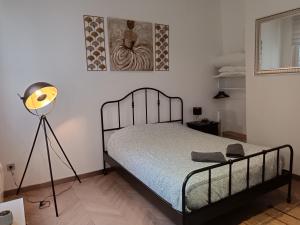 - une chambre avec un lit et une lampe dans l'établissement Appartement centre ville, à Rouen