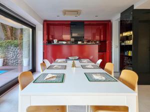 une salle à manger avec une table et des chaises blanches dans l'établissement K13 House, à Szentendre