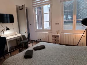 - une chambre avec un lit, un bureau et une fenêtre dans l'établissement Appartement centre ville, à Rouen