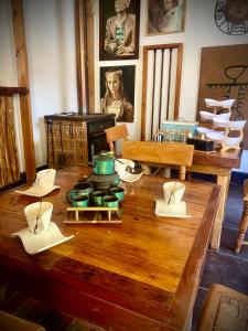 una habitación con una mesa de madera con sillas y un asterisco en Hostal Tatul, en Diaguita