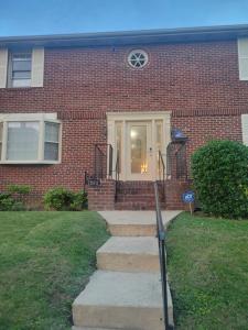 una casa de ladrillo con escaleras que conducen a una puerta principal en Sheppard, en Washington