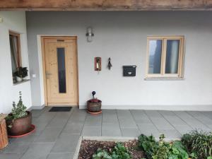 una habitación con puerta y algunas macetas en Ferienwohnung am Metzgerhof, en Bogen