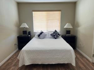 Viv's Peaceful Oasis 4 bedroom in Summerlin close to Redrock