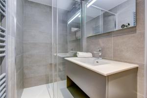 a bathroom with a sink and a shower at ECHO DU PLENEY B203: Incroyable 4 chambres neuf à 150m de la télécabine de Super-Morzine in Morzine