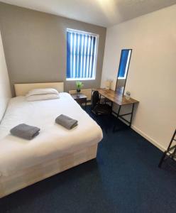 1 dormitorio con 1 cama y escritorio con ordenador en Royal Chambers Liverpool, en Liverpool