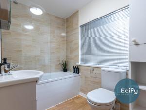 uma casa de banho com um WC, uma banheira e um lavatório. em Spacious House Ideal For Groups em Southampton