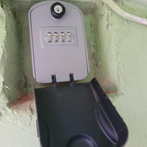 un inodoro en la esquina de una pared en Apartament 22 Stycznia 3, en Przemyśl
