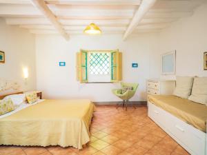 una camera con due letti e una finestra di Villa Ginestra sulla spiaggia di Stromboli a Stromboli