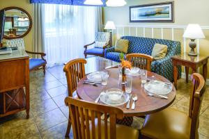 ein Wohnzimmer mit einem Tisch, Stühlen und einem Sofa in der Unterkunft Hilton Vacation Club The Cove on Ormond Beach in Ormond Beach