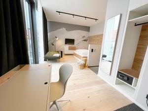 a small apartment with a desk and a bedroom at Mariandl am Berg in Amberg