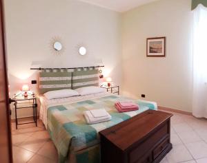 ヴィテルボにあるA Viterbo Terme "Casa Vacanze Al Melograno"のベッドルーム1室(大型ベッド1台、タオル2枚付)
