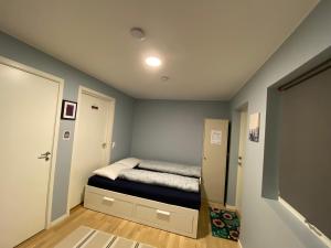Tempat tidur dalam kamar di Your Dream Studio in Bergen