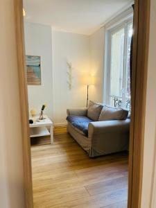 Ruang duduk di Dream Dwell Paris-Cozy historic appartement near Exelmans in 16th District Paris