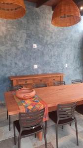 a dining room table with chairs and a wooden table at Casa Pequizeiro in Pirenópolis